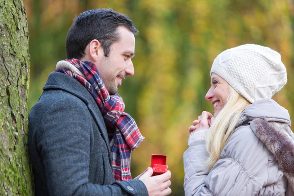 Young attractive man propose marriage to his love — Stock Photo, Image