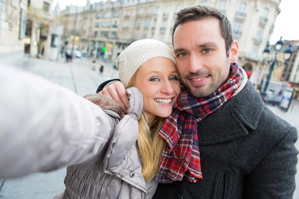 Jong (echt) paar op vakantie nemen selfie — Stockfoto
