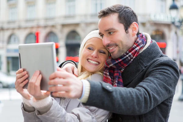 Mladý pár prázdniny s selfie — Stock fotografie