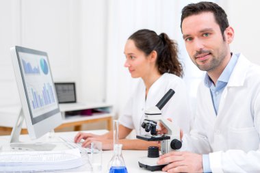 Bilim adamı ve Yardımcısı bir laboratuvar