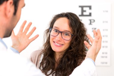 Çalışan genç çekici kadına w gözlükçü gözlük