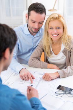 gerçek bir emlakçı toplantı genç ciddi Çift