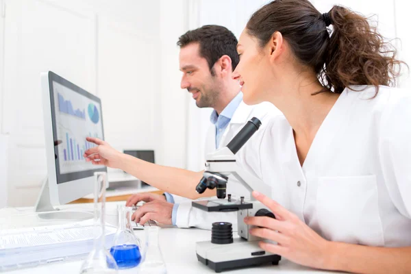 Científicos trabajando juntos en un laboratorio — Foto de Stock