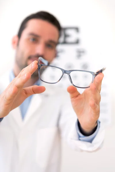 Ophtalmologiste vous faire essayer de nouvelles lunettes — Photo