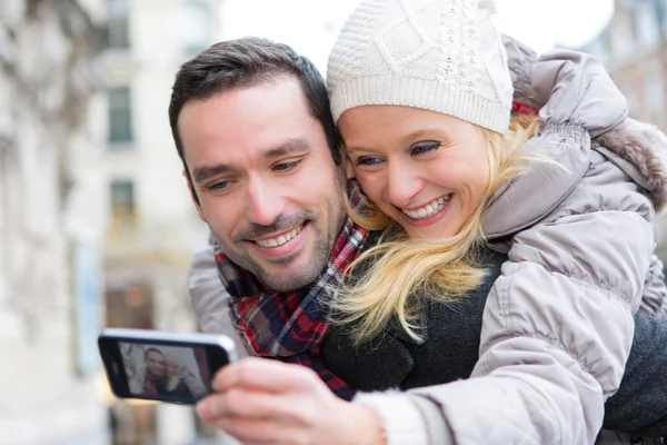 Jong (echt) paar op vakantie nemen selfie — Stockfoto