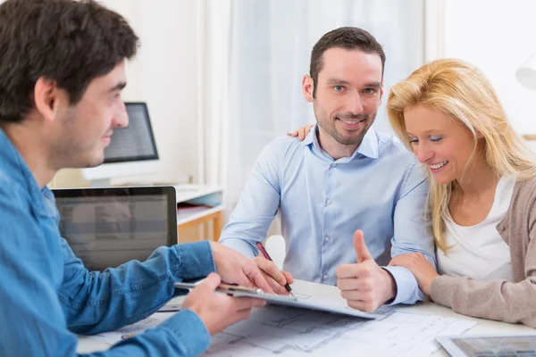 genç çekici çift imza sözleşme