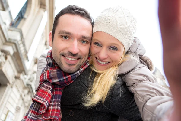 Pareja joven en vacaciones tomando selfie — Foto de Stock