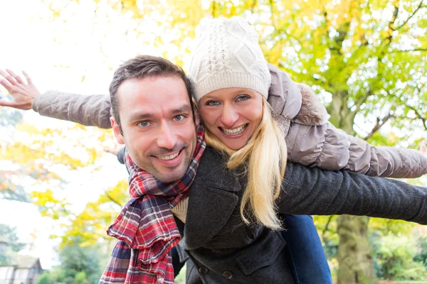 Retrato de um jovem casal atraente em um parque — Fotografia de Stock