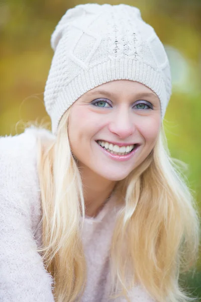 Porträtt av en ung attraktiv blond kvinna i en park — Stockfoto