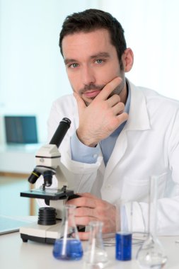Bir bilim adamı bir laboratuvarda portresi