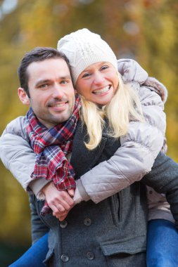 Bir parkta genç bir çekici çift portresi