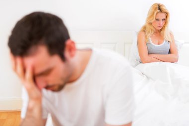 Genç ve çekici bir çift yatakta tartışıyor.