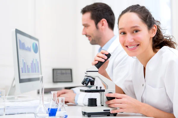 Giovane donna attraente che lavora in un laboratorio — Foto Stock