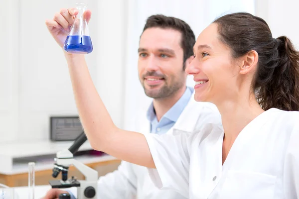 Científicos trabajando juntos en un laboratorio — Foto de Stock