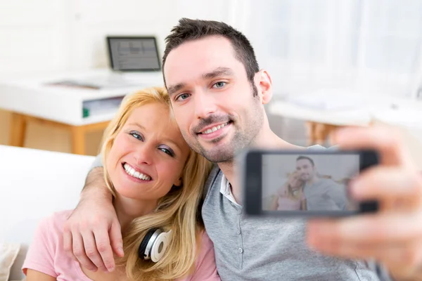 Joven atractivo pareja tener divertido haciendo selfie — Foto de Stock