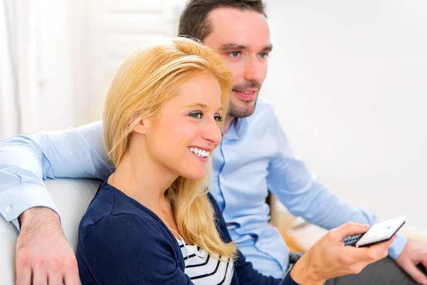 Jovem casal atraente assistindo tv — Fotografia de Stock