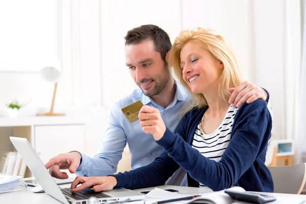 Young attractive couple shopping online — Stock Photo, Image