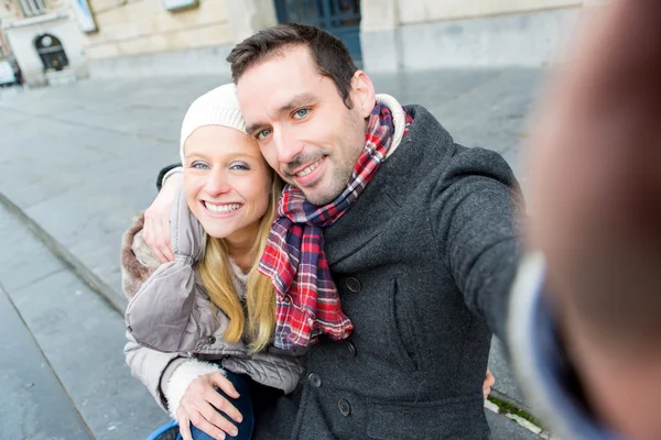 Mladý pár prázdniny s selfie — Stock fotografie