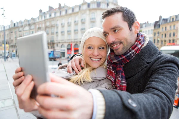 Giovane coppia in vacanza prendendo selfie — Foto Stock