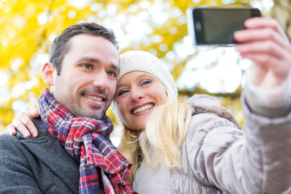 Junges attraktives Paar macht Selfie im Park — Stockfoto
