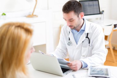 Genç çekici Doktor hastasına dinleme