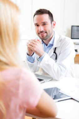 Genç çekici Doktor hastasına dinleme