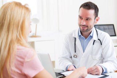 Hasta konuşurken not almak çekici genç doktor