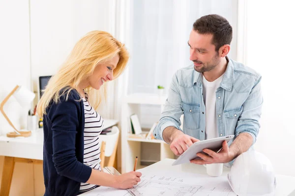 Zwei attraktive Architekten im Büro — Stockfoto