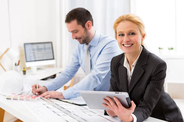 Junge attraktive Ingenieurin im Büro — Stockfoto