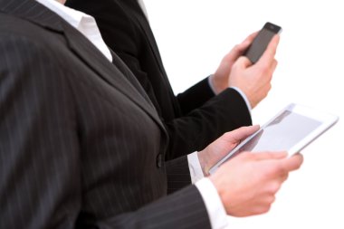 Tablet ve smartphone kullanarak iş adamı