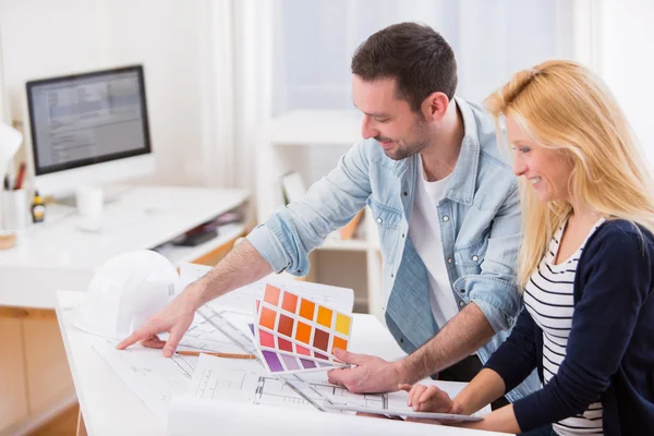 Two attractives architect working at the office — Stock Photo, Image