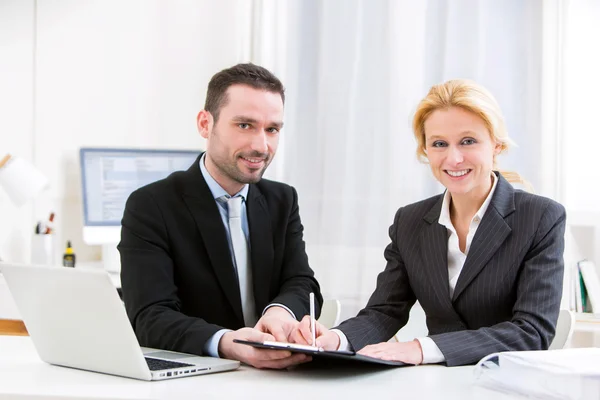 Geschäftsmann schließt Vereinbarung im Büro — Stockfoto