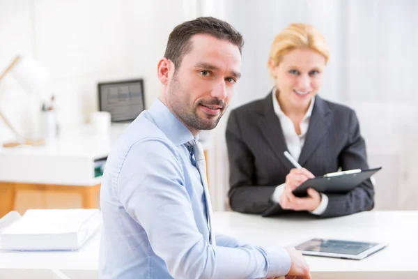 Hombre de negocios finalizando acuerdo en la oficina — Foto de Stock