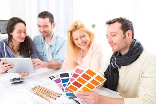 Estudantes de arquitetura escolhendo cores para seu projeto — Fotografia de Stock