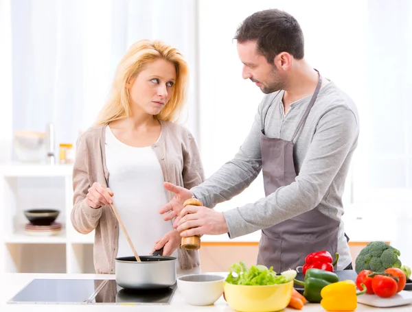 Młody atrakcyjny odcinek posiadanie argue podczas gotowania — Zdjęcie stockowe