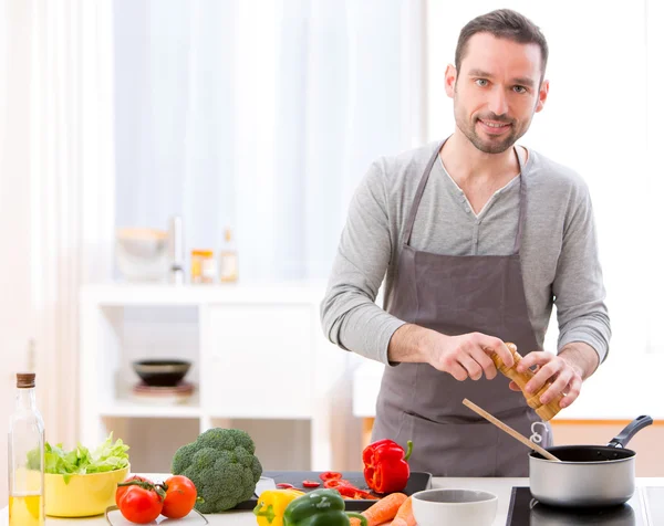 Vonzó fiatalember, főzés a konyhában — Stock Fotó