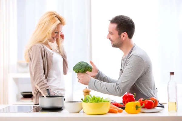 Jovem casal atraente se divertindo na cozinha — Fotografia de Stock