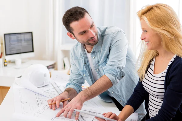 Dos atractivos arquitectos que trabajan en la oficina — Foto de Stock