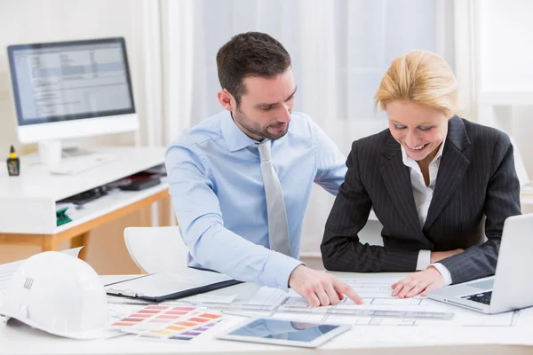 Engenheiro e arquiteto trabalhando no escritório — Fotografia de Stock