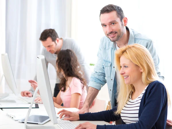 Junge attraktive Menschen, die eine Ausbildung machen — Stockfoto