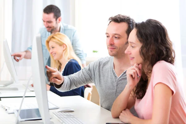 Giovani attraenti che seguono un corso di formazione — Foto Stock