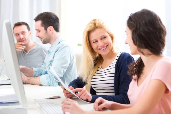 Junge attraktive Menschen arbeiten im Büro zusammen — Stockfoto