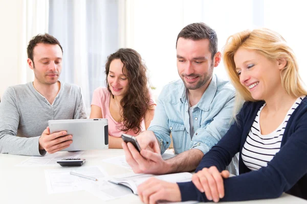 Grupp 4 unga attraktiva människor arbetar på en bärbar dator — Stockfoto