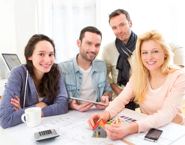 Architekturstudenten beenden ihr Hausbauprojekt — Stockfoto