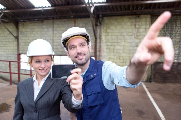 Enginneer and worker working on a brownfield — Stock Photo, Image