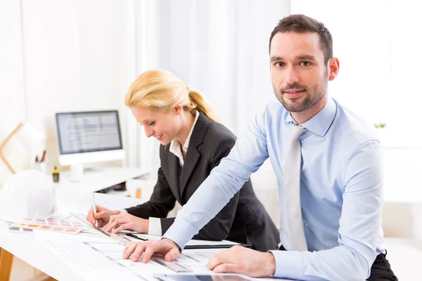 Junge attraktive Ingenieurin im Büro — Stockfoto