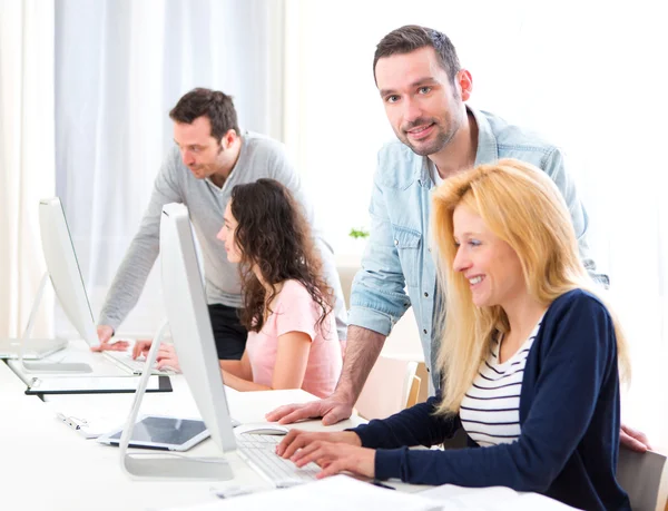 Junge attraktive Menschen, die eine Ausbildung machen — Stockfoto