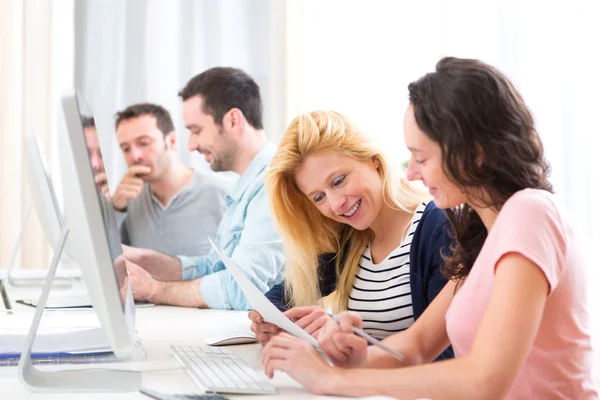 Aantrekkelijke jongeren samen te werken bij het Bureau — Stockfoto