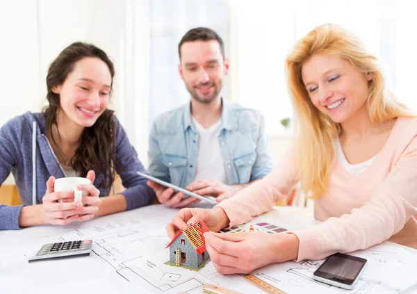 Architekturstudenten beenden ihr Hausbauprojekt — Stockfoto