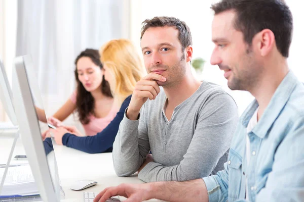 Portret van een jonge aantrekkelijke mannen werken op kantoor — Stockfoto